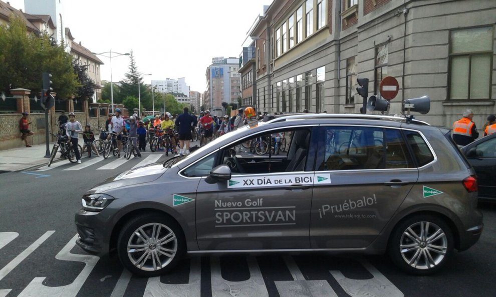 Telenauto Volkswagen participa en el día de la Bici de El Corte Inglés de León.